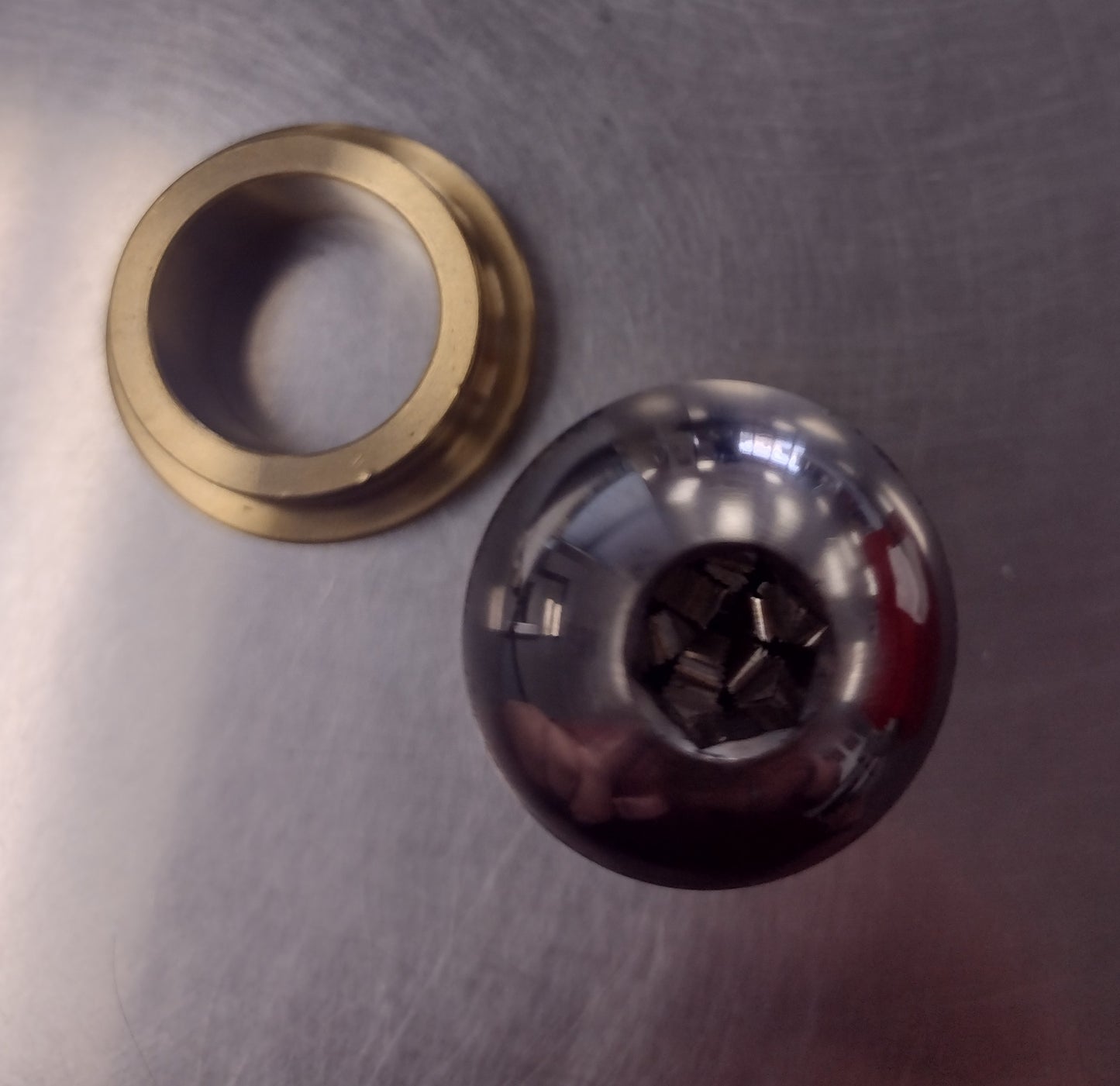 TAILGATE STAINLESS STEEL BOLT AND BRONZE BUSHING